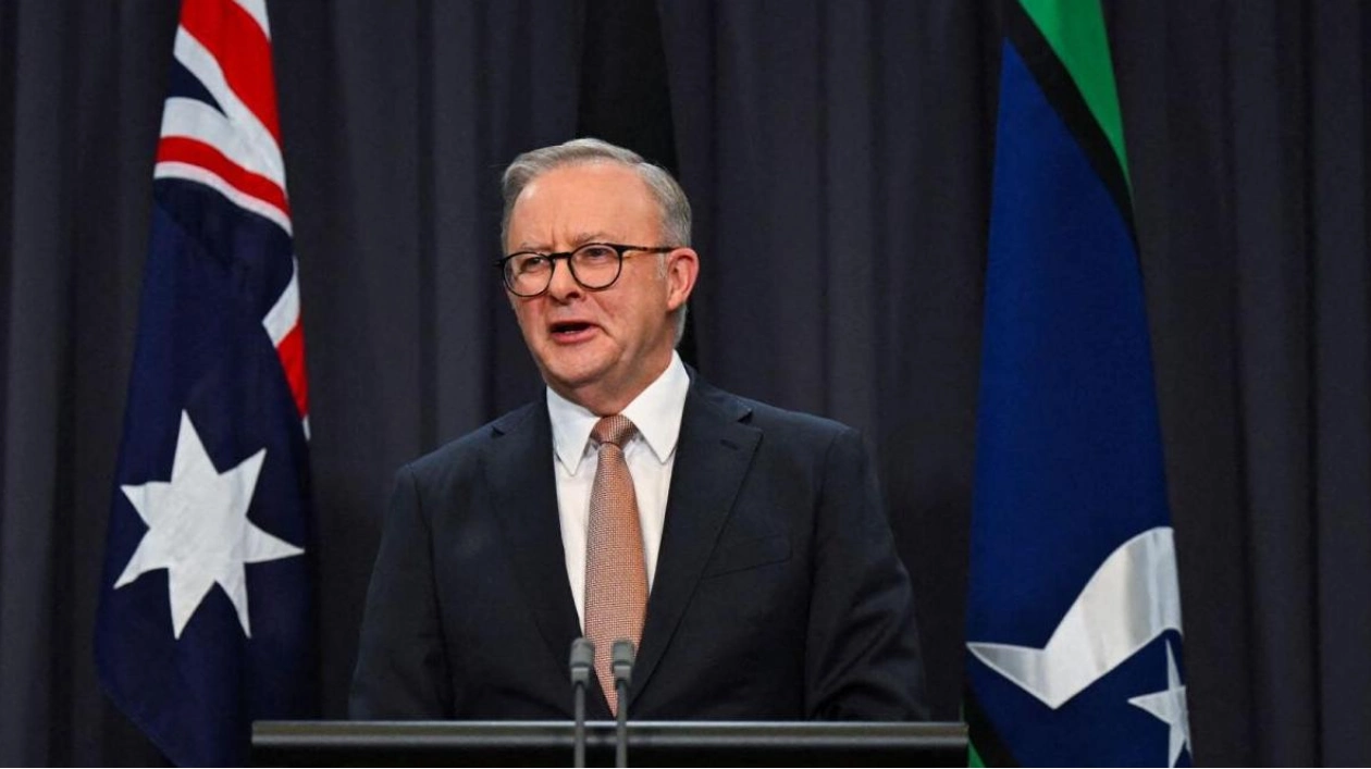 Australian PM Announces 20% Cut in Student Loans