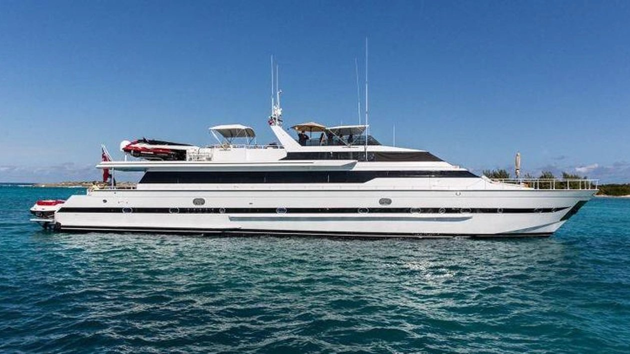 Versilcraft Motor Yacht Illusions Partially Sinks in Isla Mujeres