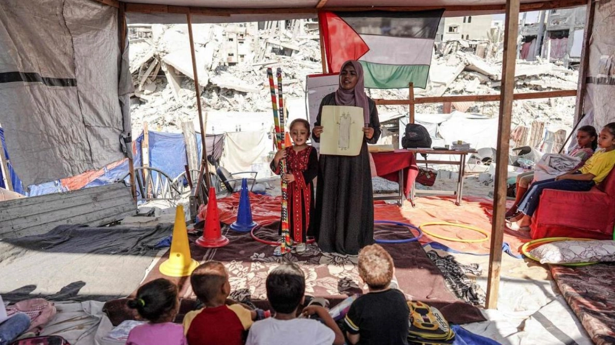 Gaza Teacher Defies Destruction to Provide Education Amidst War