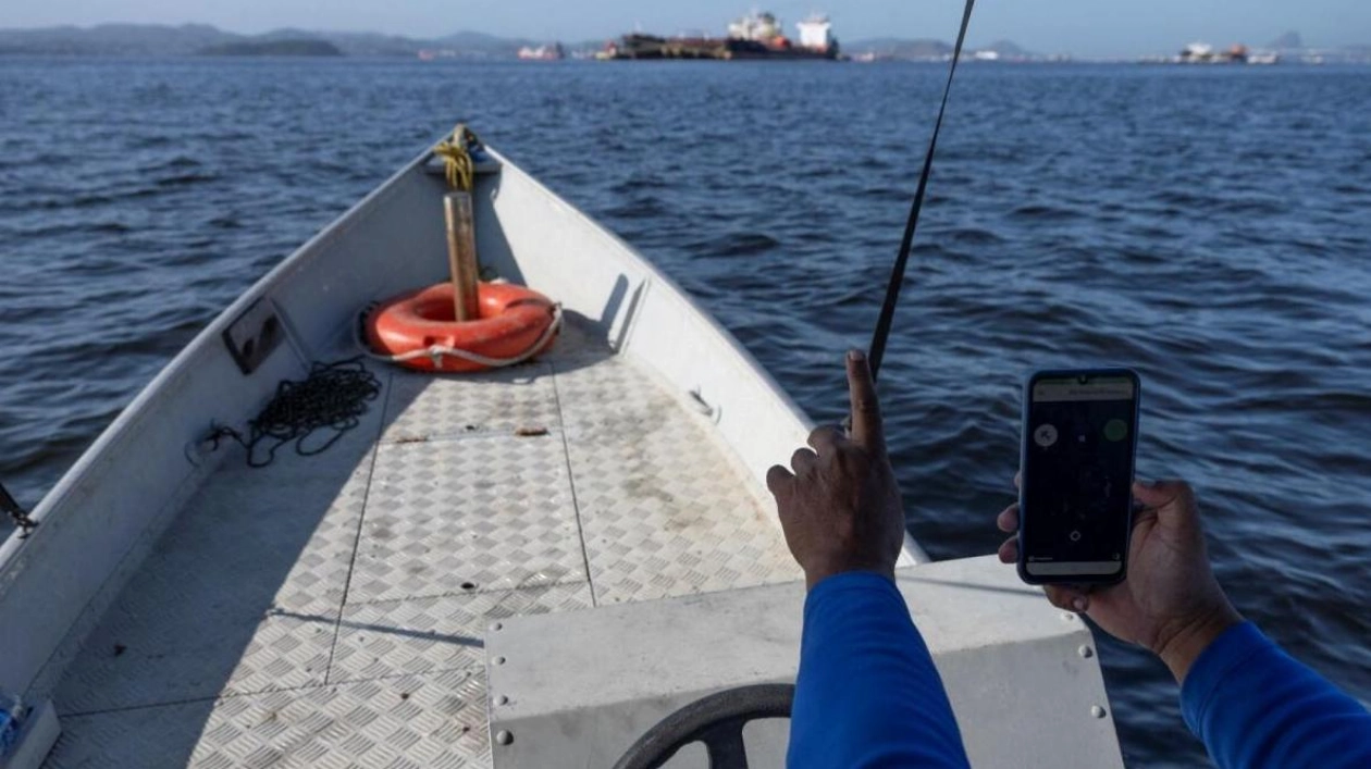 Fishermen Use App to Combat Pollution in Rio's Guanabara Bay