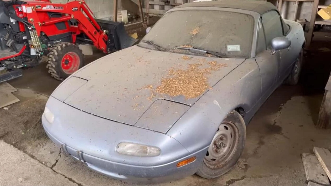 Reviving a 1990 Mazda Miata: A Barn Find's Journey Back to Life