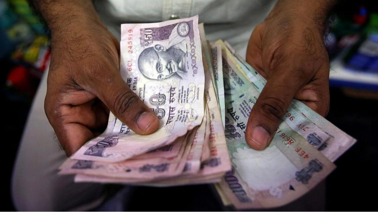 Indian Rupee Slightly Weakens, Supported by State-Run Banks