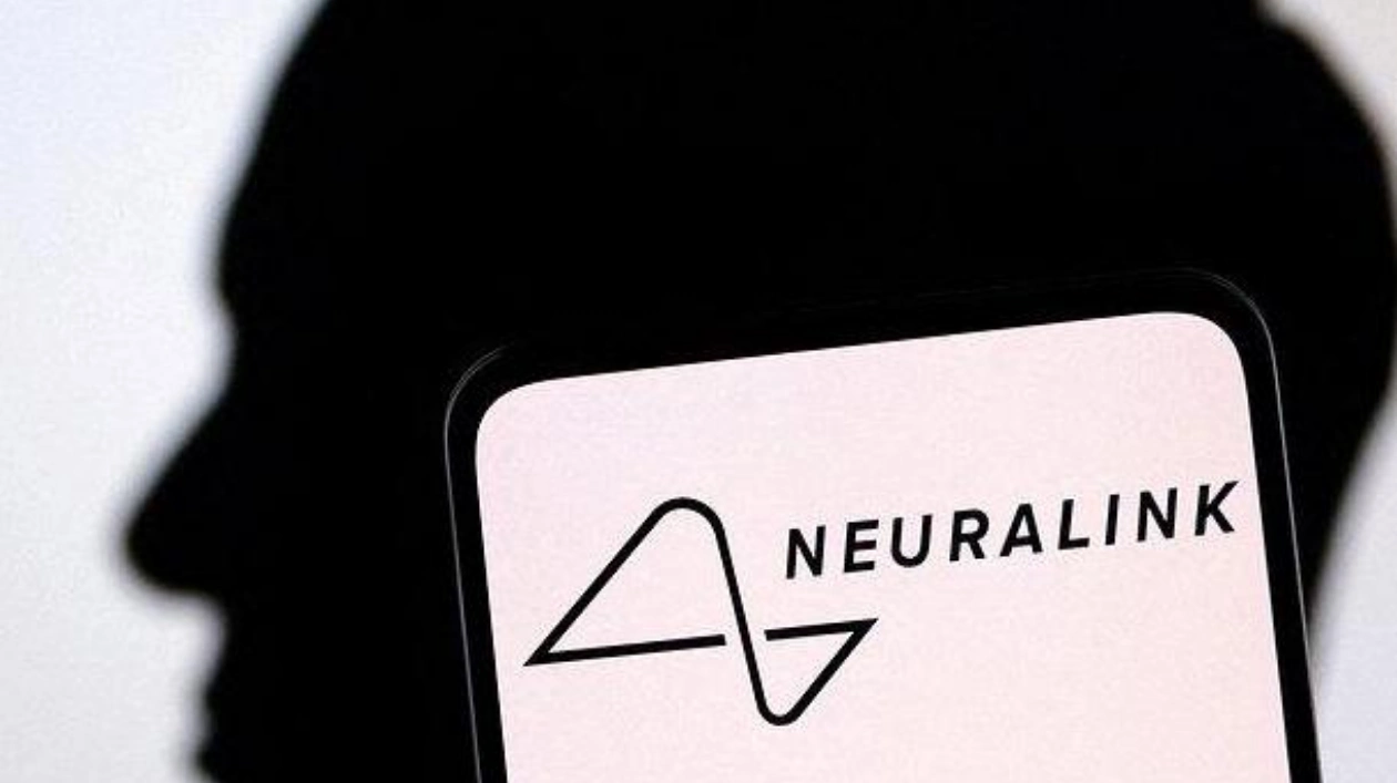 Нолан Арбо: Первый человек с имплантом Neuralink изучает языки