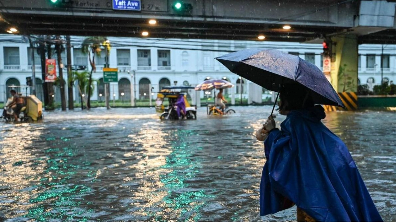 Twelve Dead as Typhoon-Strengthened Monsoon Rains Hit Philippines