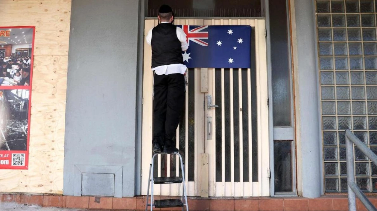 Australian Police Hunt for Suspects in Synagogue Arson Attack