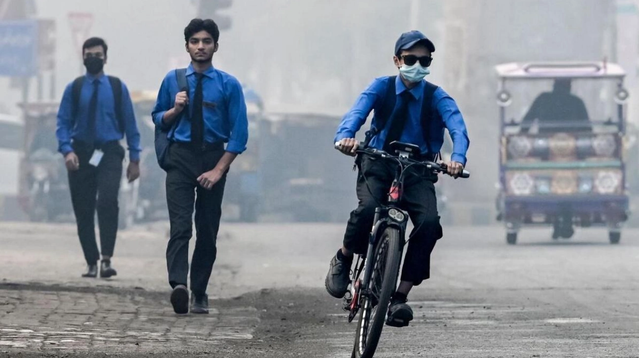 Pakistan Closes Schools Due to Severe Smog