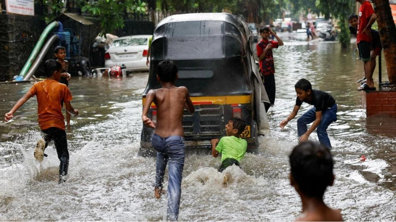 Mumbai Police Urges Citizens to Stay Indoors Amid Heavy Rainfall