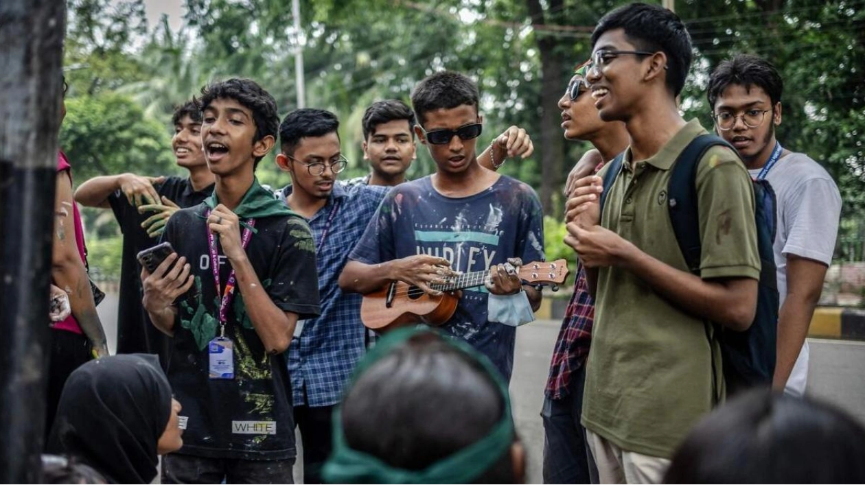 Students Manage Traffic in Dhaka Amid Political Turmoil