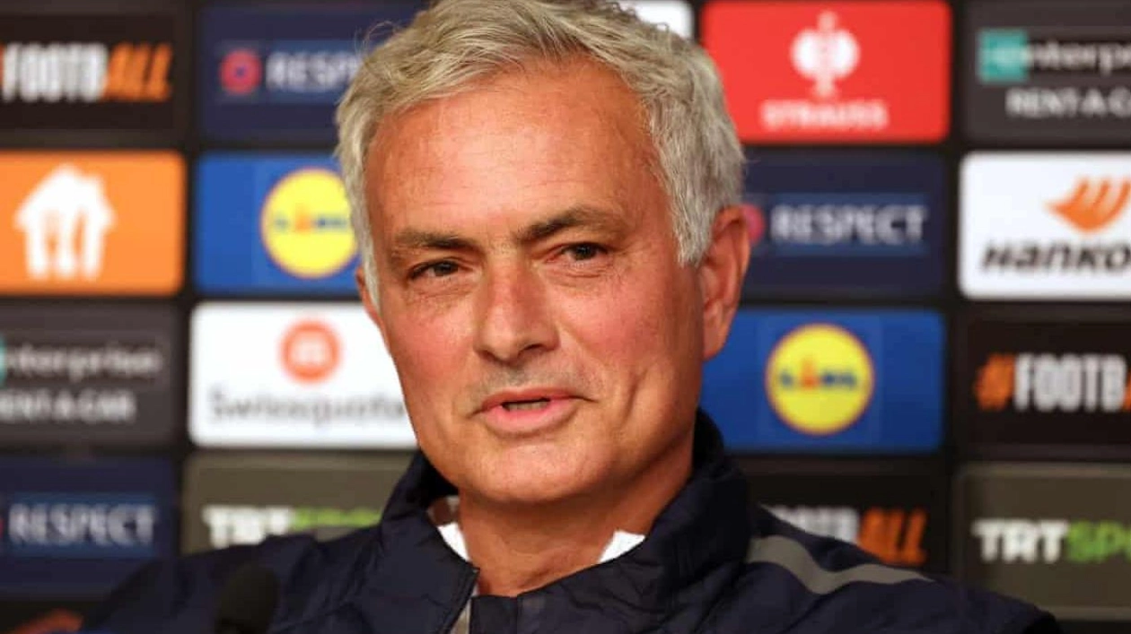 Mourinho Jokingly Eyes Fourth Premier League Medal