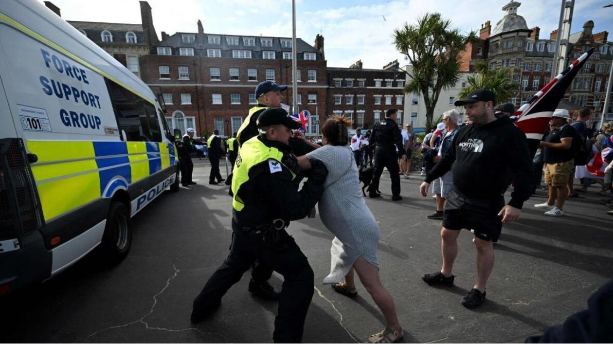 UK Mobilizes Thousands of Police Amid Far-Right Violence