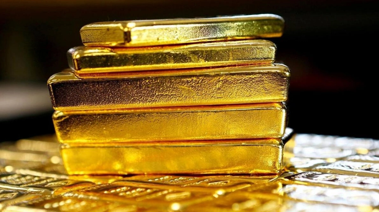 Gold Prices Dip Amid Dollar Strength and Rising Bond Yields