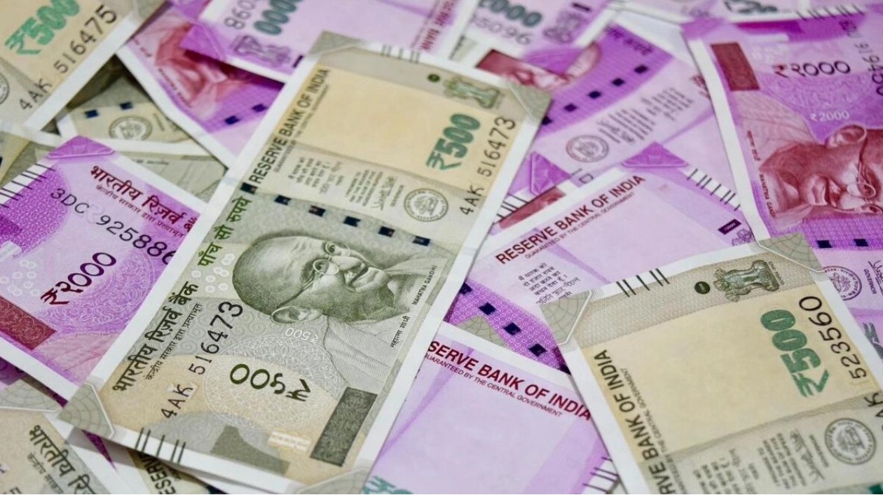 Indian Rupee Hits All-Time Low Amid Dollar Strength