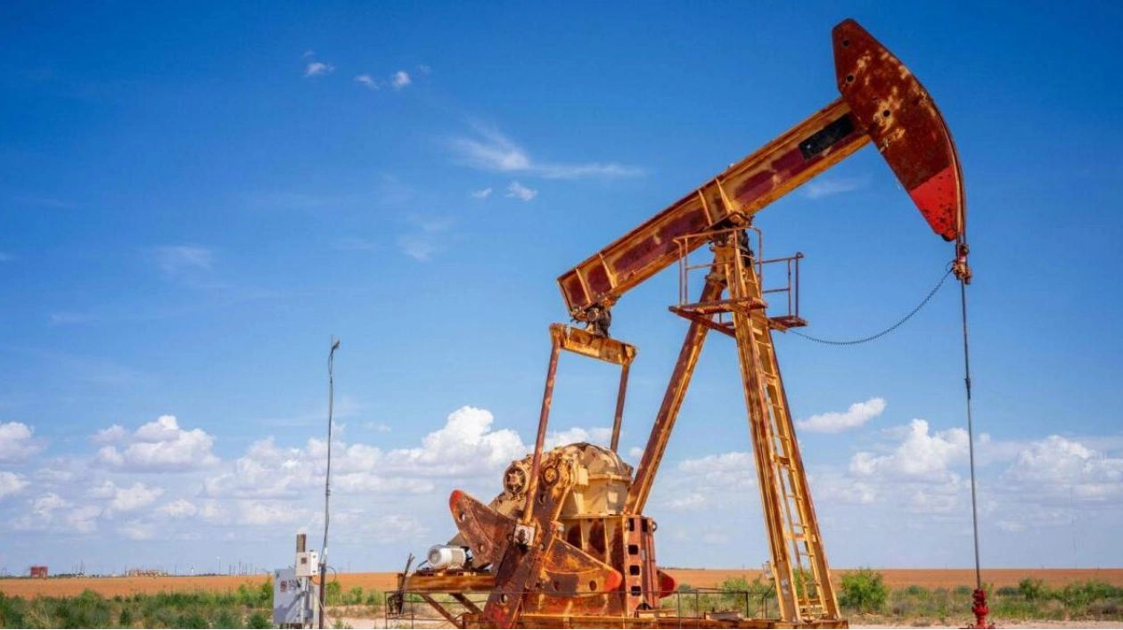 Oil Prices Gain as US Economic Data Eases Recession Fears