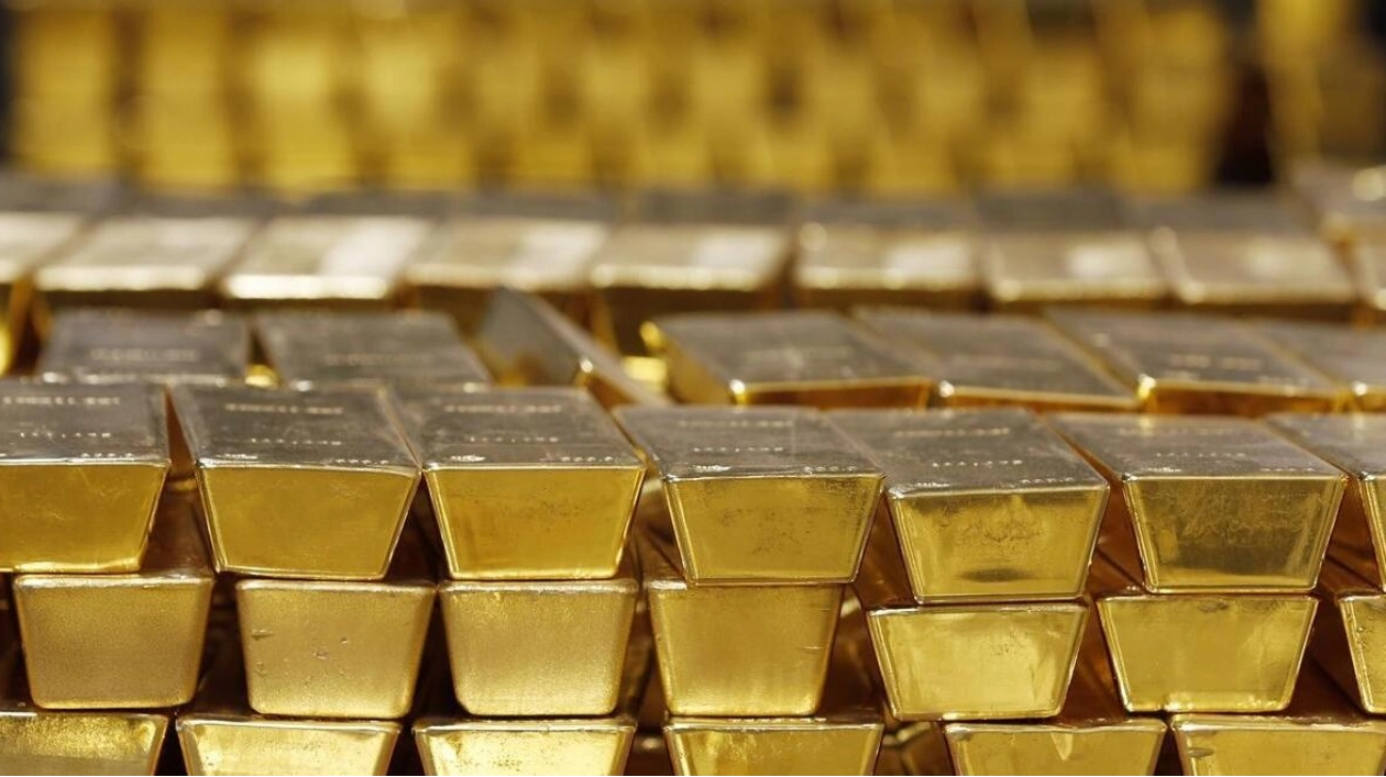 Gold Prices Fall Amid Dollar Strength and Fed Rate Cut Speculations