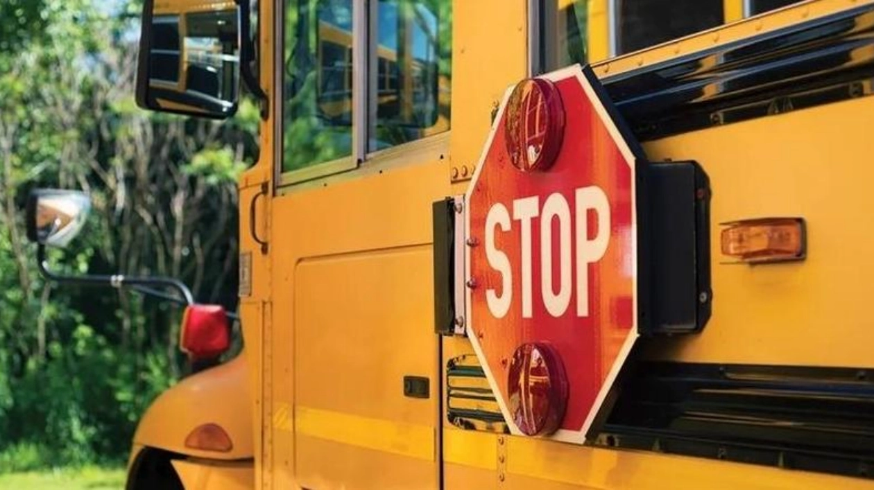 Девочка забытая в автобусе: родители переходят на онлайн-образование