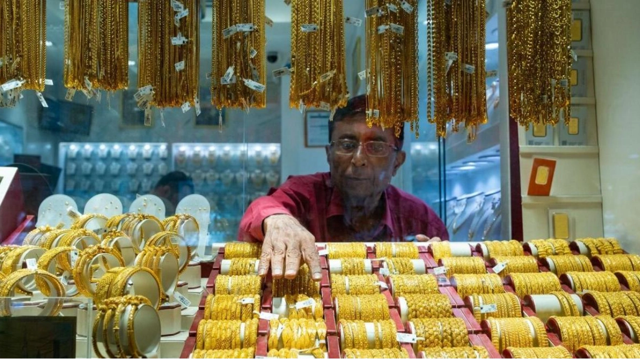Gold Prices Edge Up in Dubai Amid Global Market Consolidation