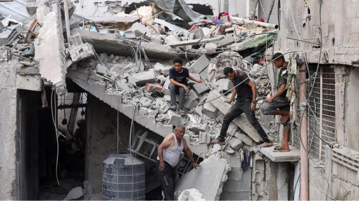 Israeli Strikes in Gaza Kill 18, Hamas Claims Sufficient Resources for Ongoing War