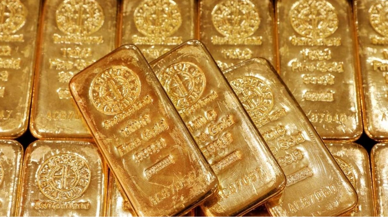 Gold Drops Over 1% Amid Global Market Sell-Off