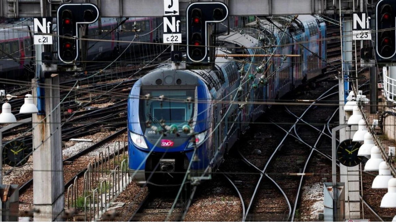 Axe Attack on Suburban Train Near Paris Injures Four