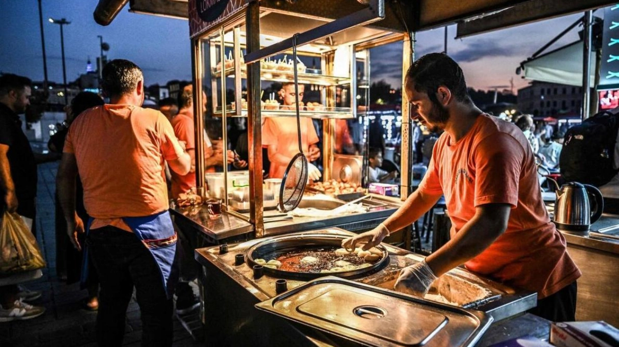 Istanbul's Street Vendors Face Uncertain Future Amid Inflation