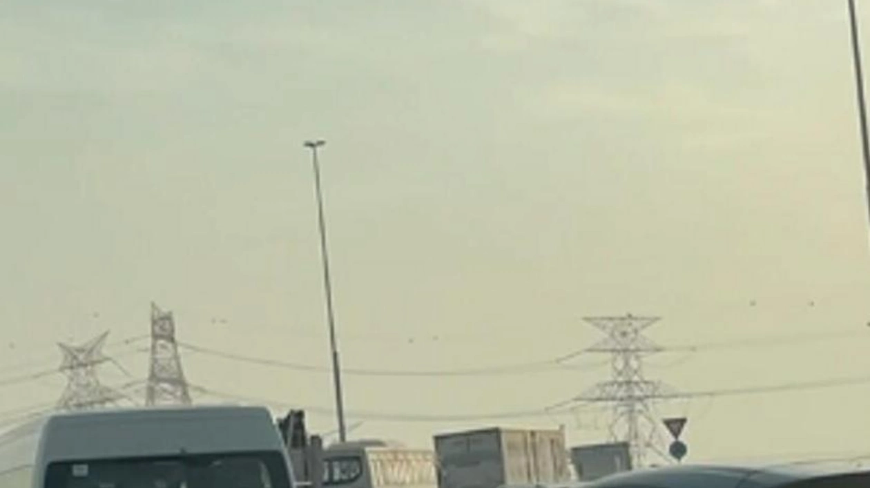 Traffic Jam in Dubai Due to Overturned Truck on Key Highway