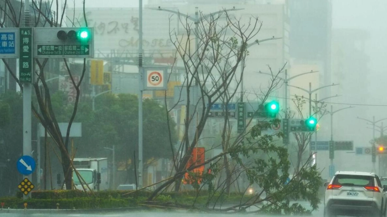 Weakened Typhoon Krathon Hits Taiwan, Causes Disruptions