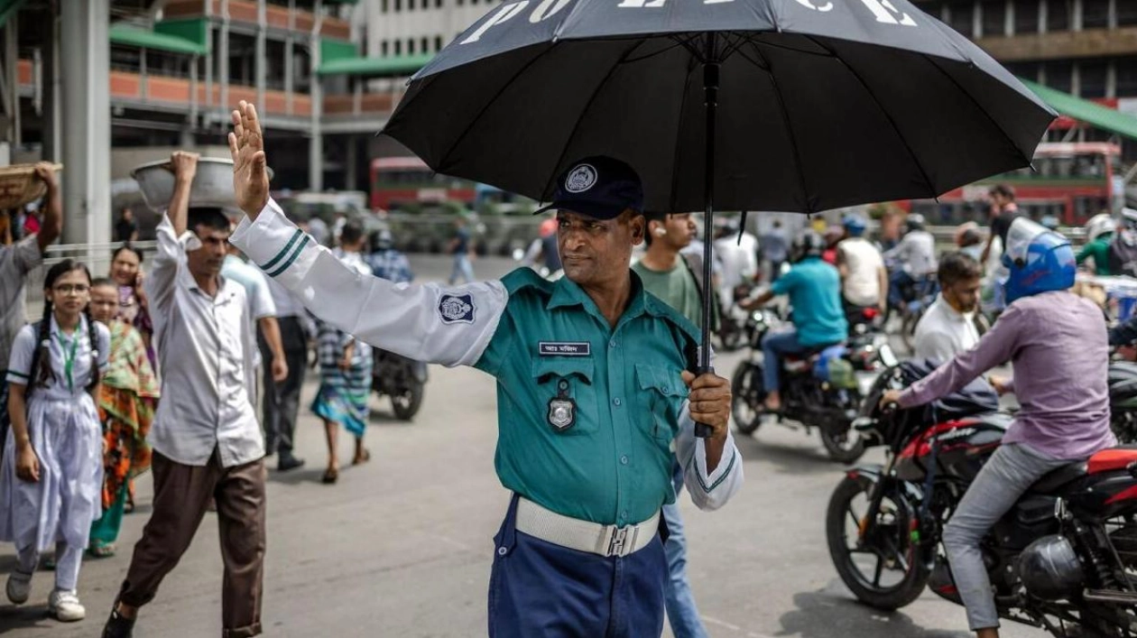 Bangladeshi Police Return to Duty in Dhaka After Week-Long Strike