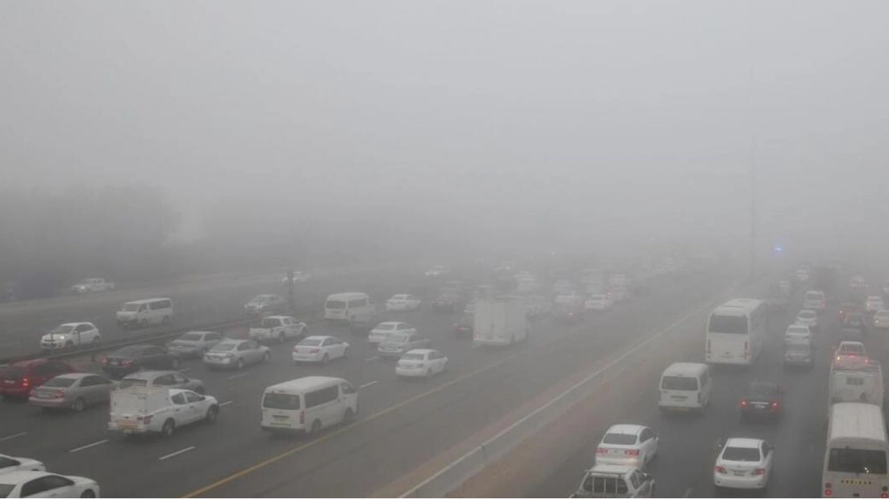 Red Alert Issued for Fog in Abu Dhabi: Motorists Urged to Exercise Caution