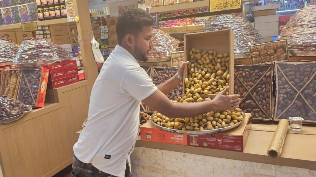 Emirati Families Celebrate First Date Harvest at Local Markets