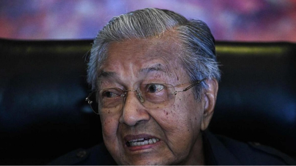 Mahathir Denies Betrayal Allegations in Press Conference