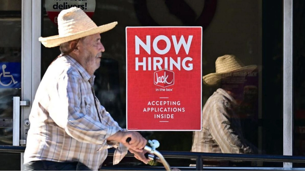 US Unemployment Claims Rise Marginally as Labor Market Slows