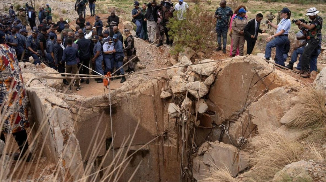 South African Police Minister Inspects Illegal Miners' Shaft