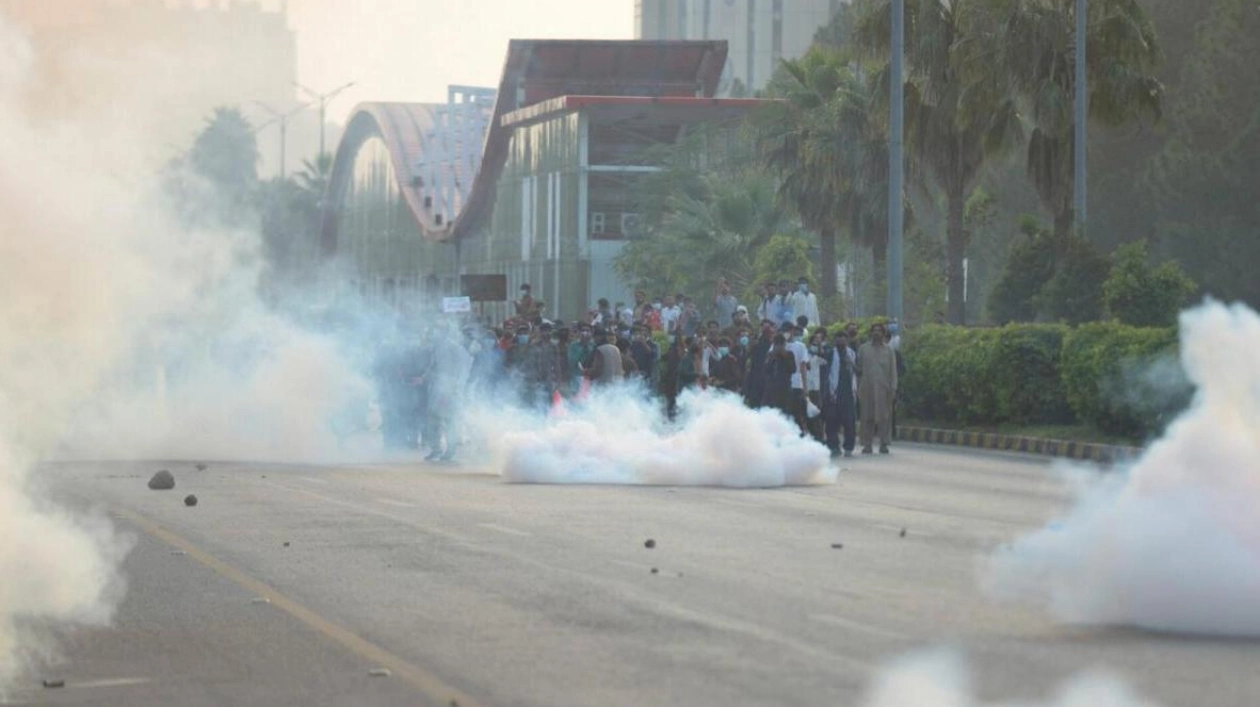 Clashes Erupt as Supporters of Imran Khan March on Islamabad