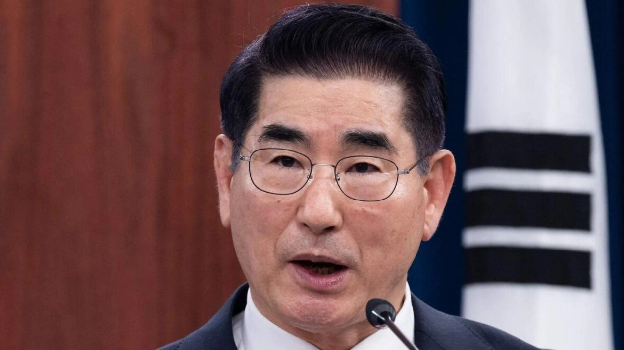 Former South Korean Defense Minister Attempts Suicide