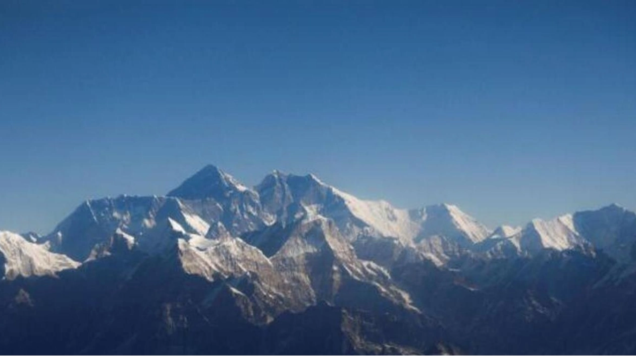 Kenyan Climber's Tragic Loss and Multiple Incidents on Everest