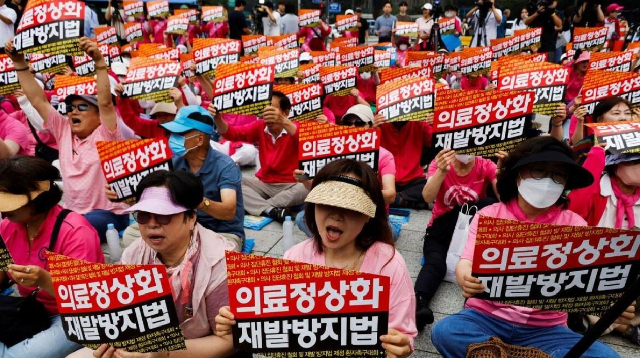 South Korea Abandons Plan to Suspend Striking Trainee Doctors' Licenses