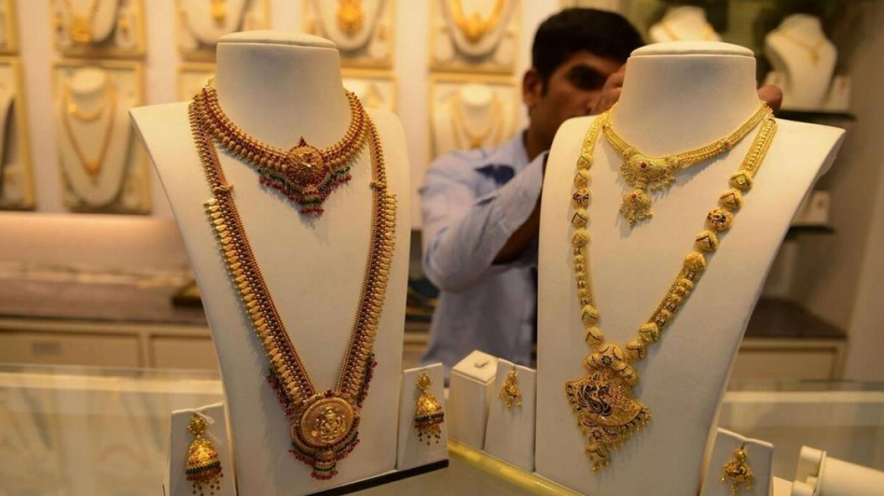 Gold Prices Drop in Dubai, Global Outlook Mixed