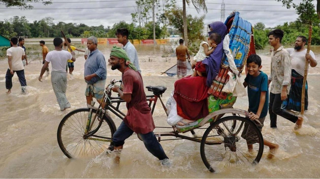 Bangladesh Floodwaters Recede, 300,000 Still in Shelters