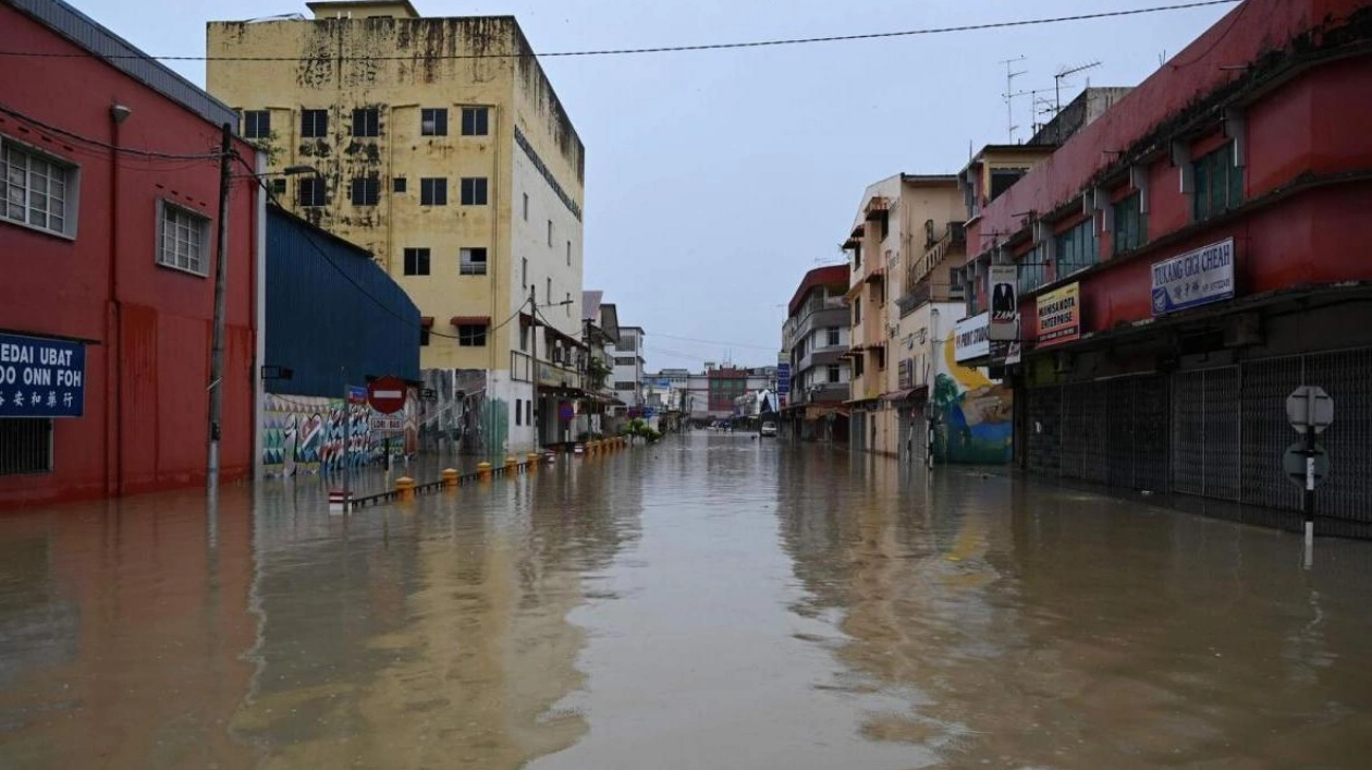 Floods in Malaysia: Three Dead, 80,000 Evacuated