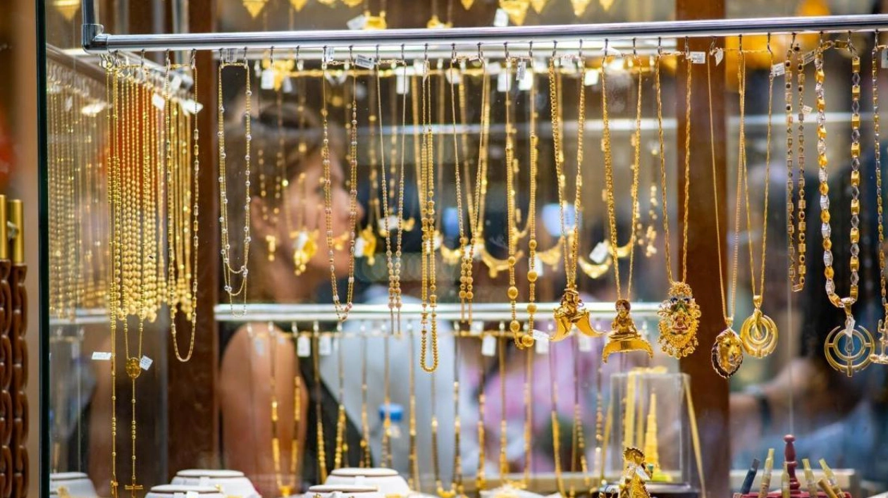 UAE Gold Prices Continue to Fall Amid Strong Dollar Sentiment