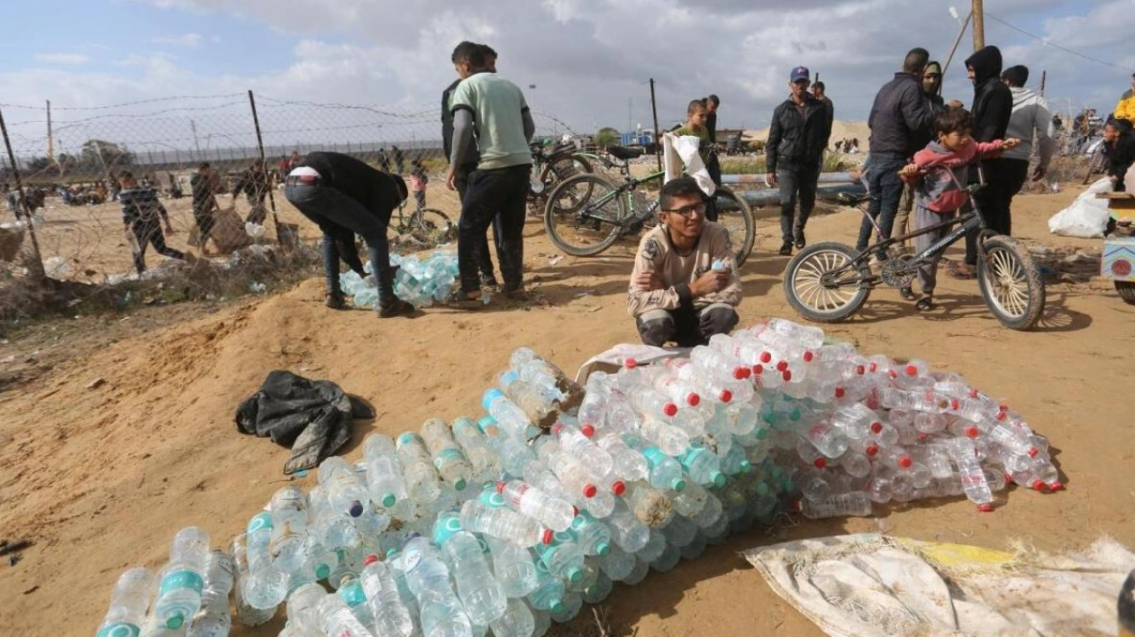 Palestinians Loot and Sell Water from Aid Trucks