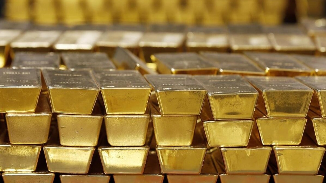 Gold Prices Fall as Stronger Dollar and Inflation Data Loom