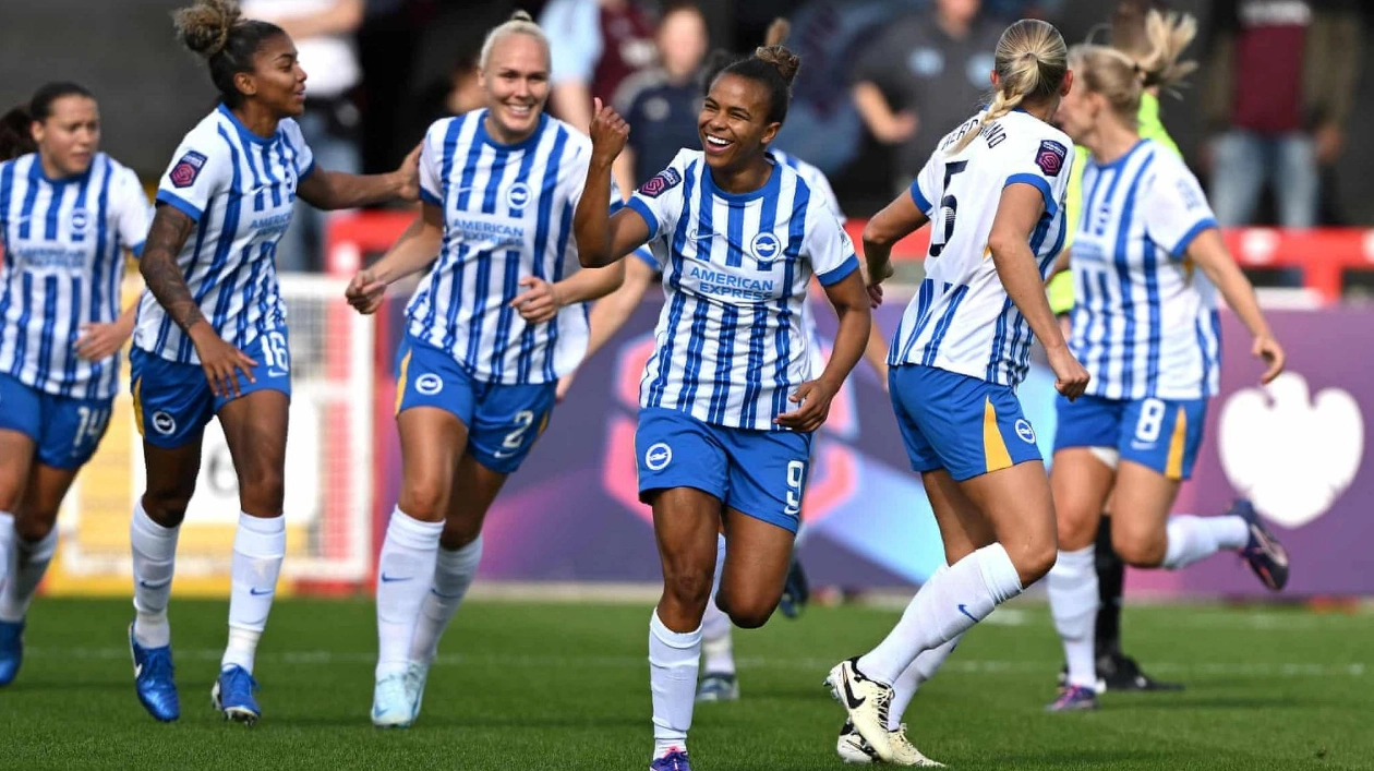 Brighton Aim to Top WSL with Victory Over Manchester United