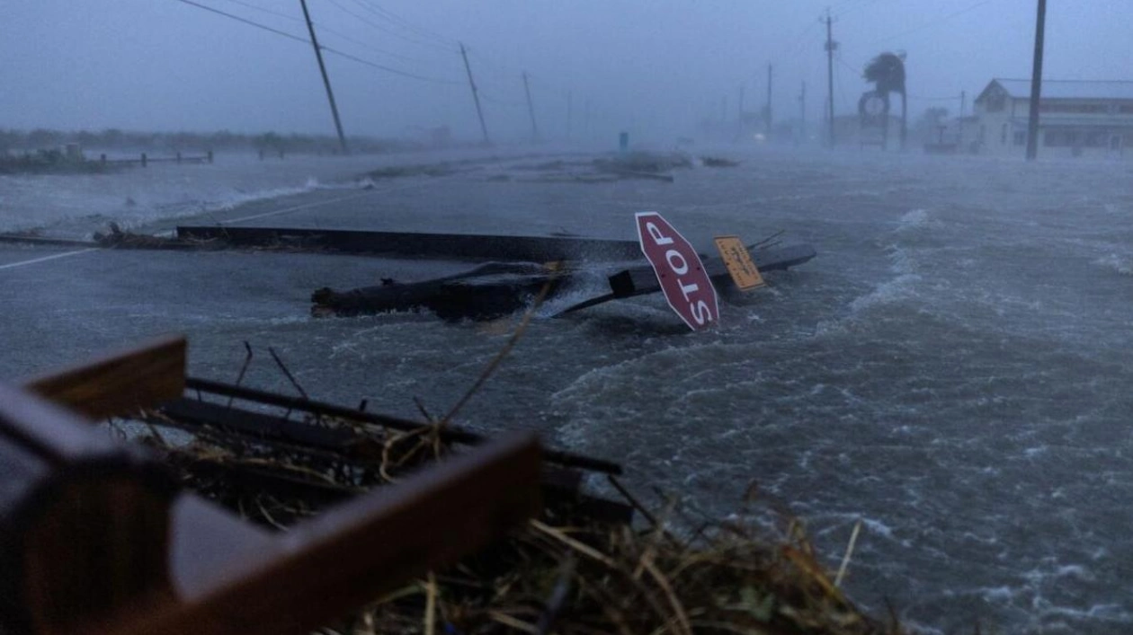 Over 1,300 US Flights Cancelled Due to Hurricane Beryl