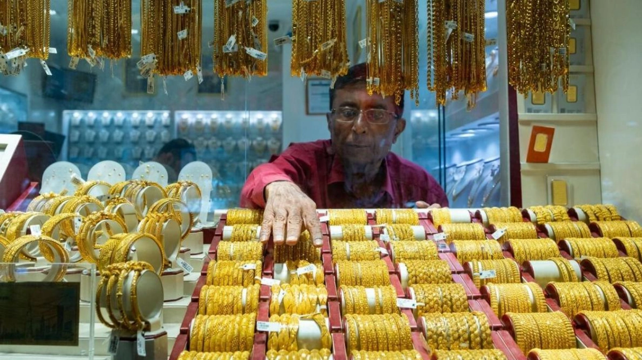 Gold Prices Dip in Dubai as Metal Slips Below $2,500 Per Ounce