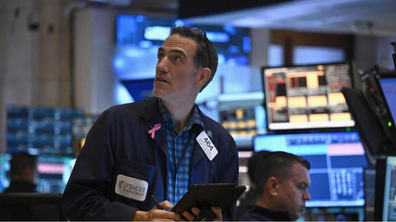 Investors Eye Economic Data as Fed Signals Interest Rate Cuts