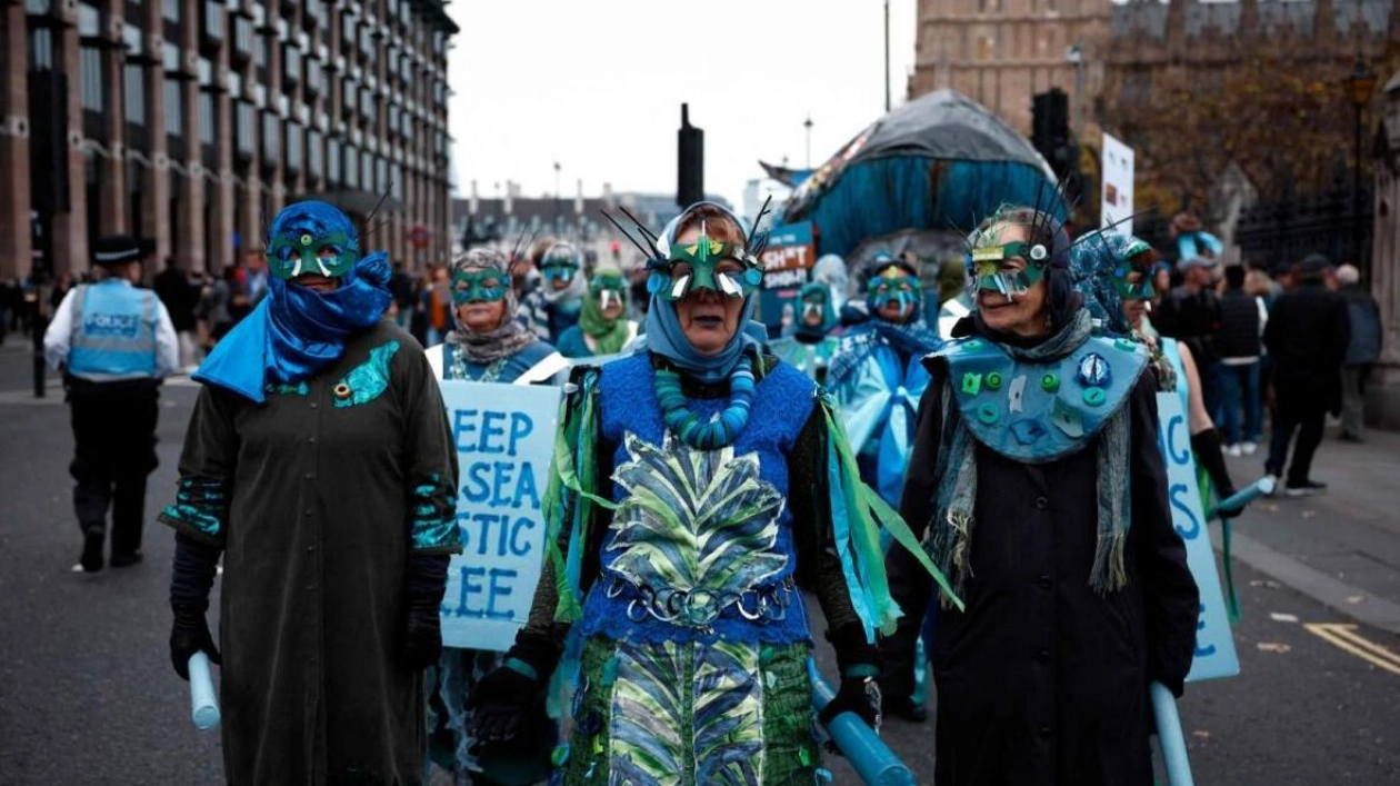 Thousands March for Clean Water in London