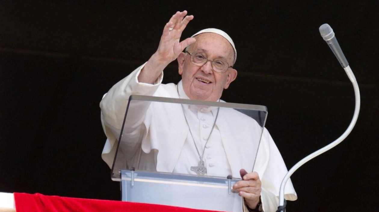 Pope Francis Encourages Young Priests to Embrace Reading