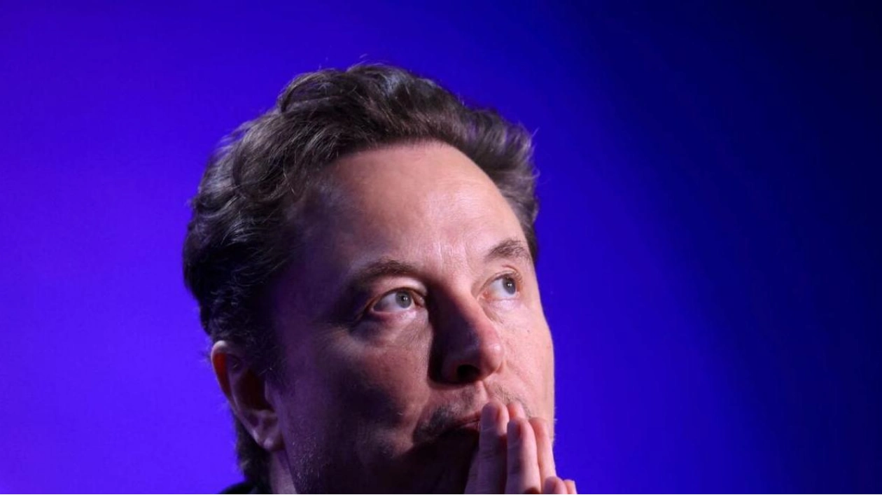 Musk Comments on Fed's Interest Rate Policy Amid Economic Concerns