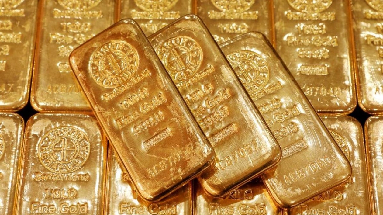 Gold Prices Climb as Dollar Weakens and Investors Eye U.S. Data